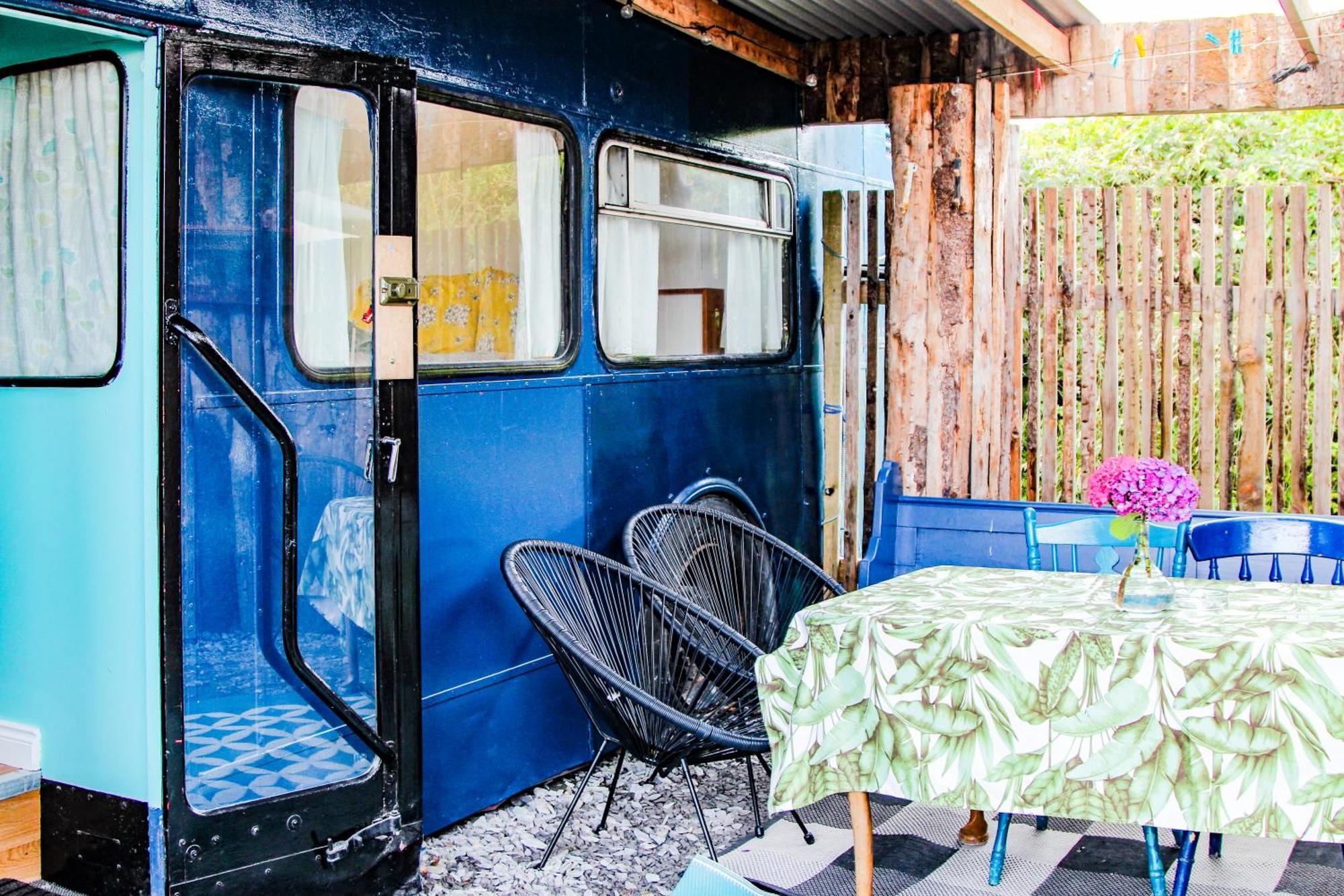Double Decker Bus At Valentia Island Escape Hotel Chapeltown Exterior foto