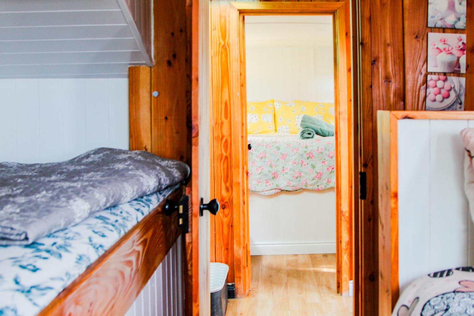 Double Decker Bus At Valentia Island Escape Hotel Chapeltown Exterior foto