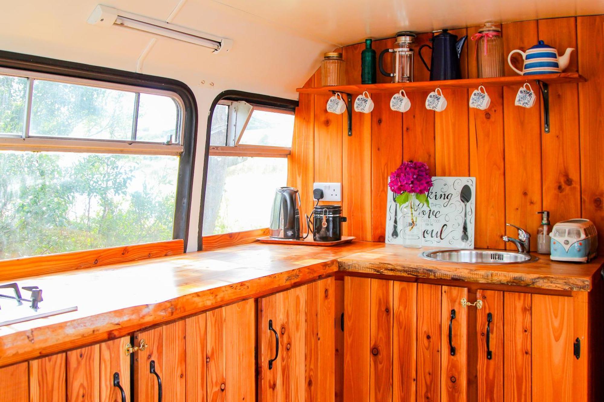 Double Decker Bus At Valentia Island Escape Hotel Chapeltown Exterior foto