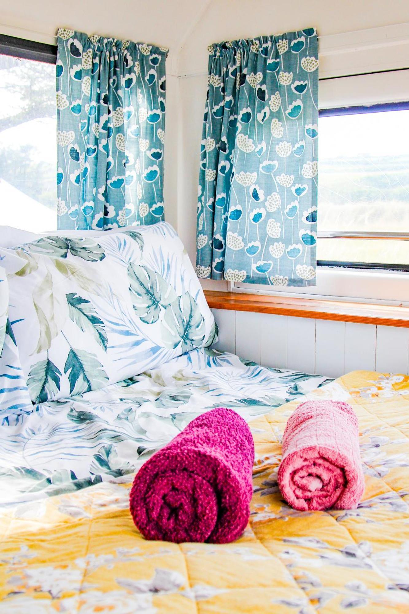 Double Decker Bus At Valentia Island Escape Hotel Chapeltown Exterior foto