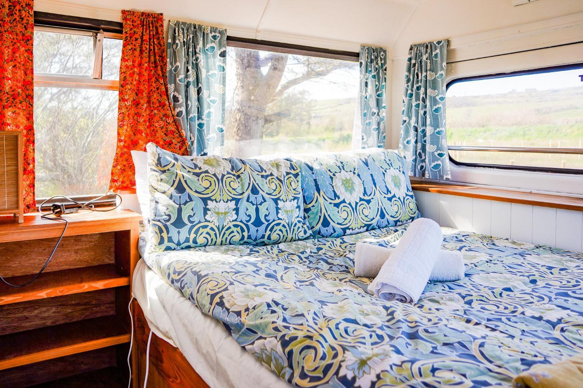 Double Decker Bus At Valentia Island Escape Hotel Chapeltown Exterior foto