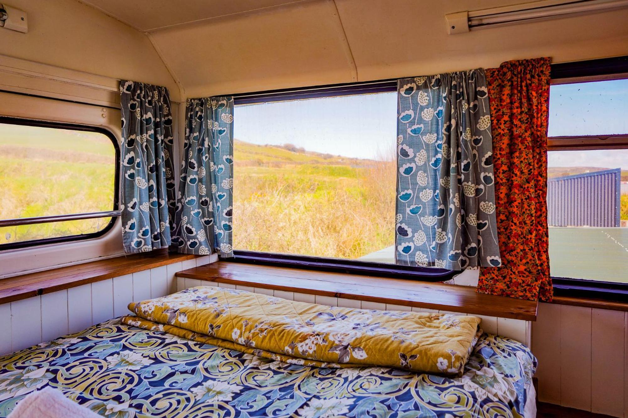 Double Decker Bus At Valentia Island Escape Hotel Chapeltown Exterior foto