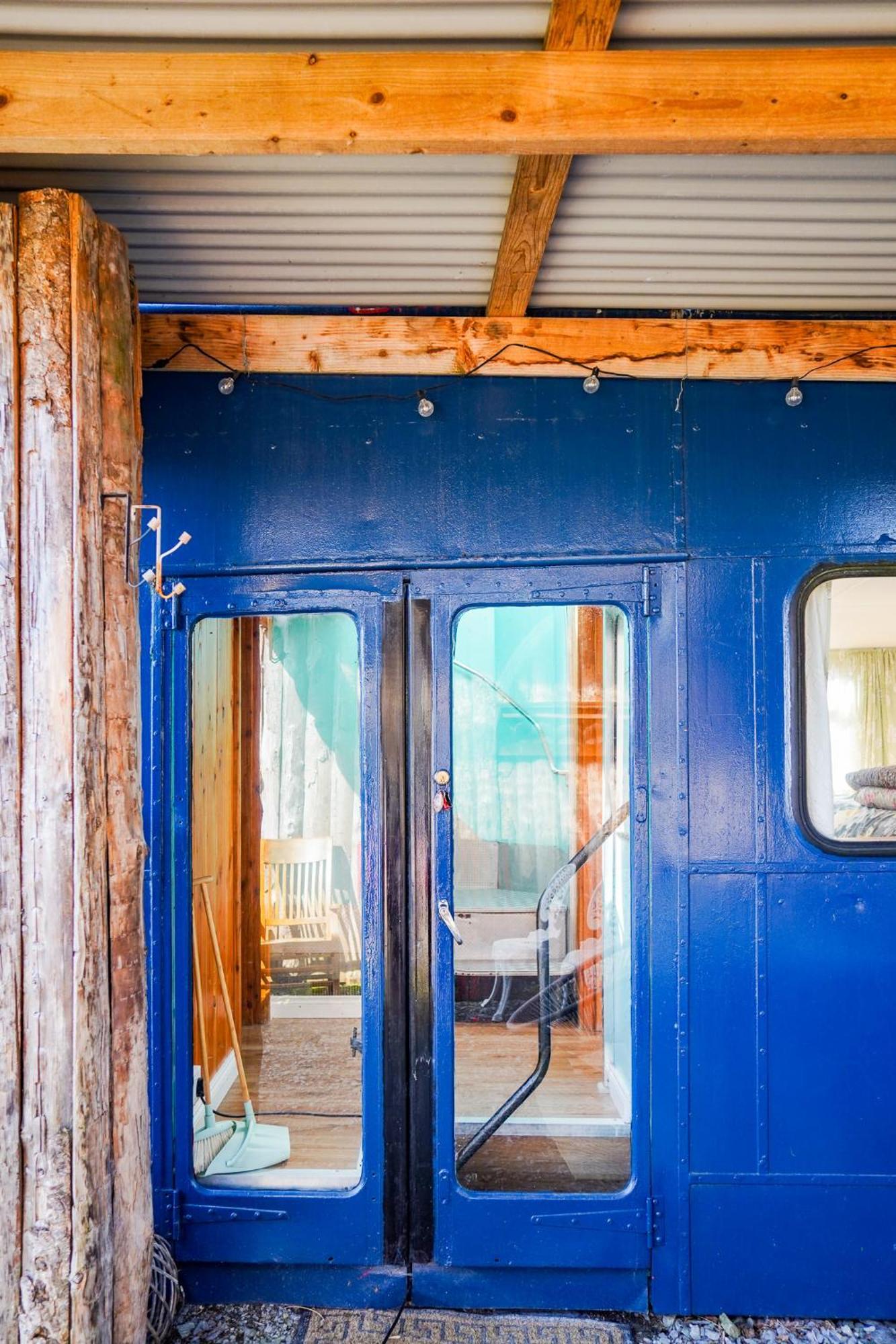 Double Decker Bus At Valentia Island Escape Hotel Chapeltown Exterior foto