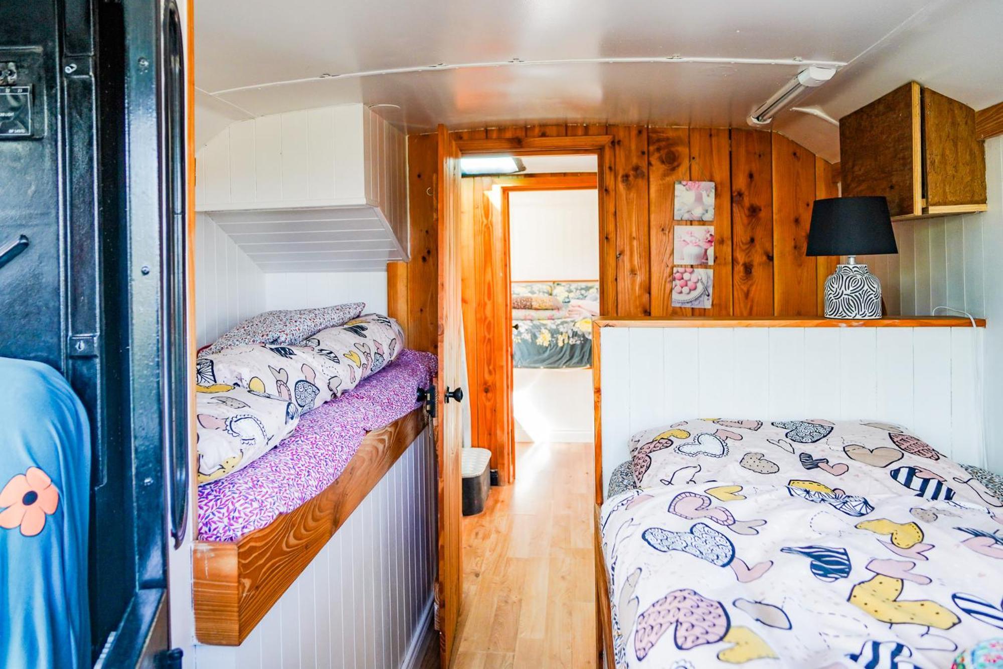 Double Decker Bus At Valentia Island Escape Hotel Chapeltown Exterior foto
