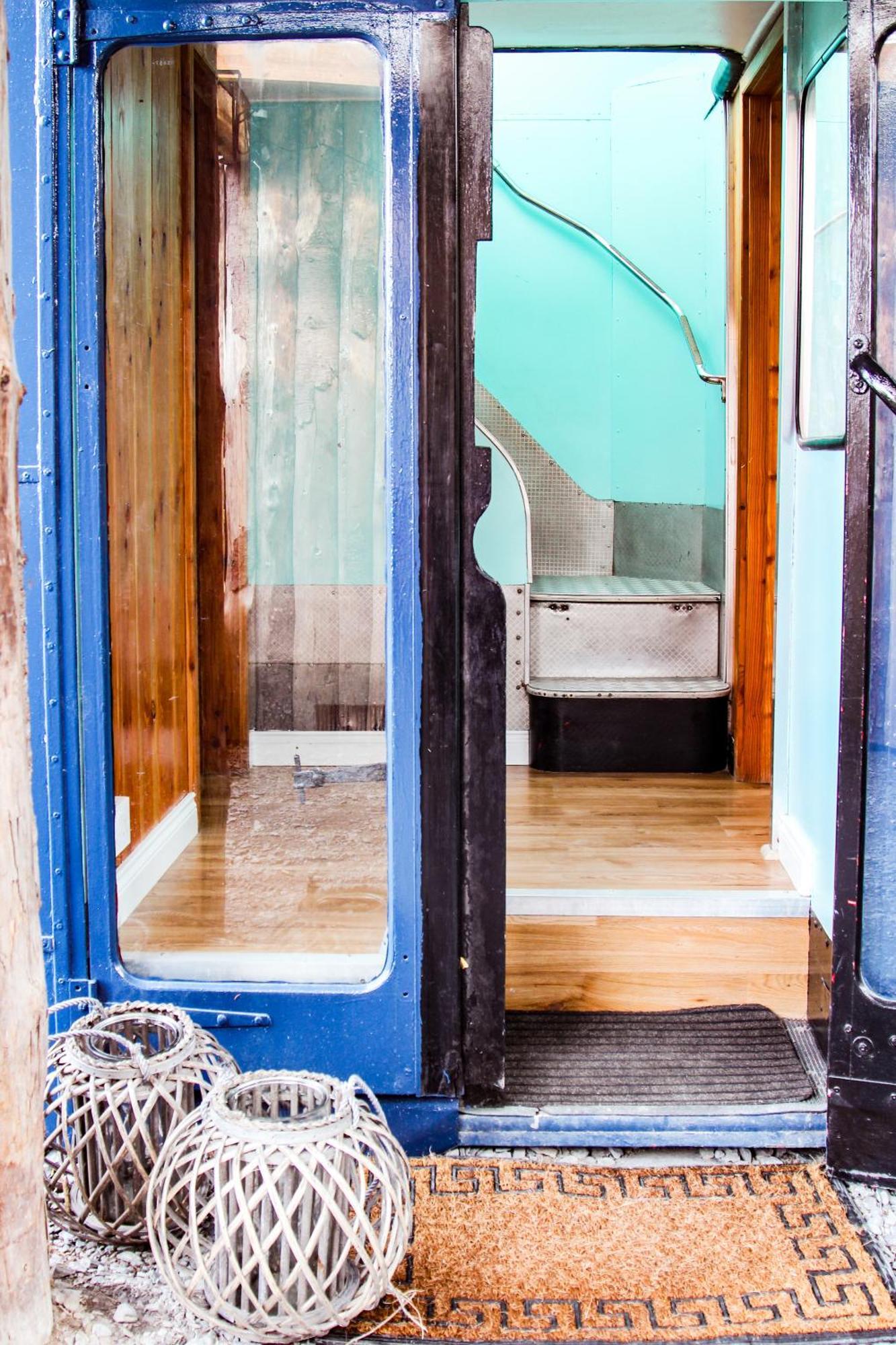 Double Decker Bus At Valentia Island Escape Hotel Chapeltown Exterior foto
