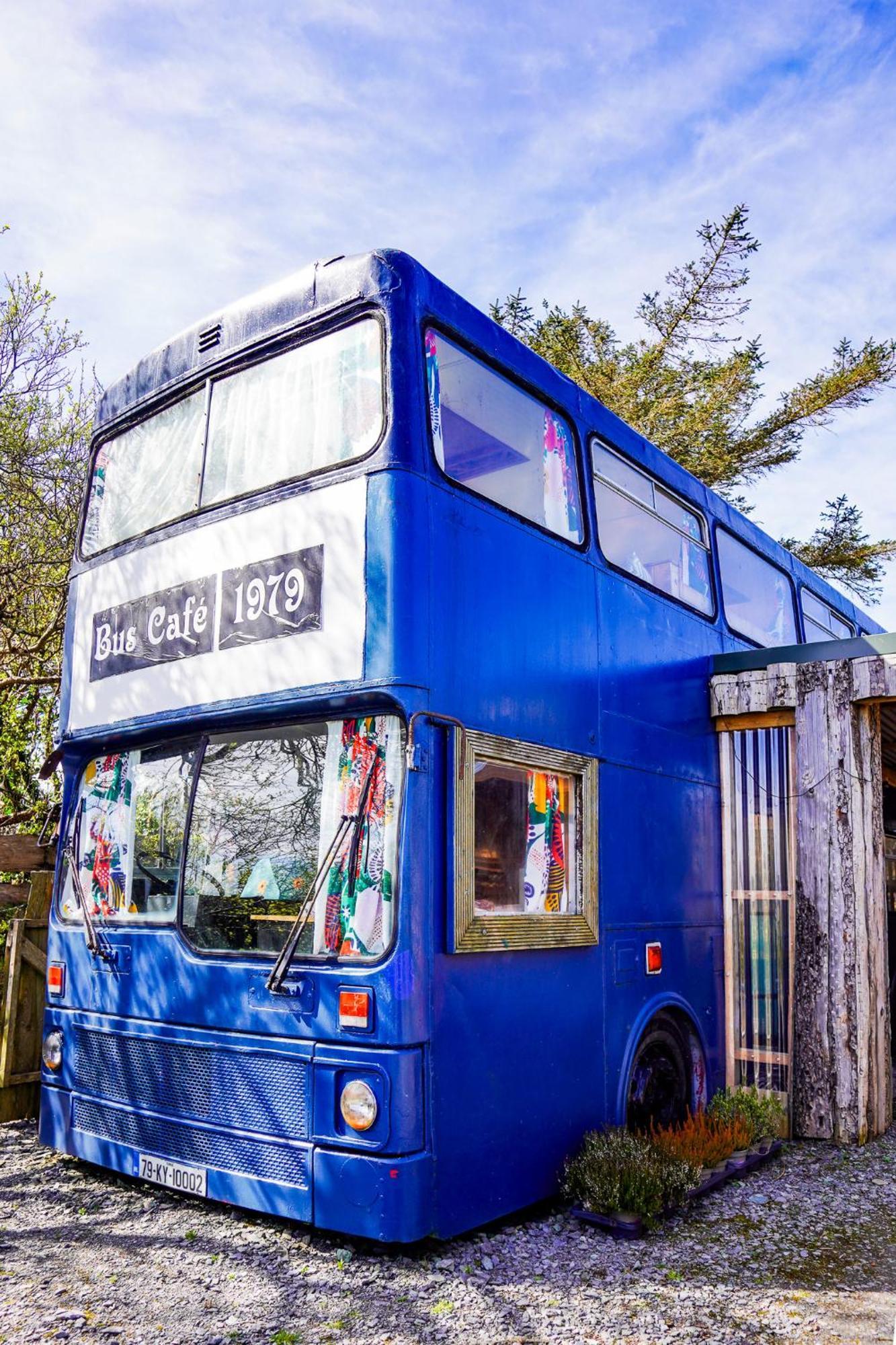 Double Decker Bus At Valentia Island Escape Hotel Chapeltown Exterior foto